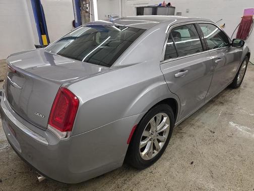 2017 Chrysler 300 Limited