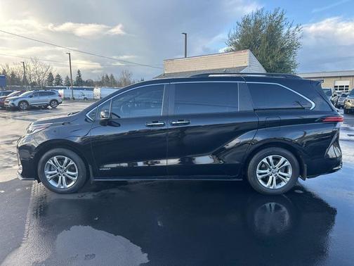 2021 Toyota Sienna XSE 7 Passenger