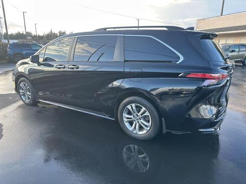 2021 Toyota Sienna XSE 7 Passenger