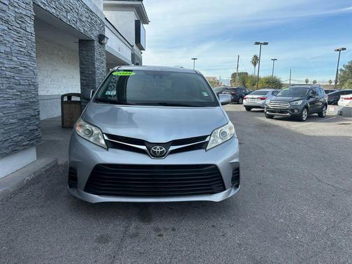 2018 Toyota Sienna LE