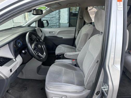 2018 Toyota Sienna LE