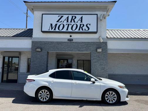 Super White 2018 Toyota Camry LE