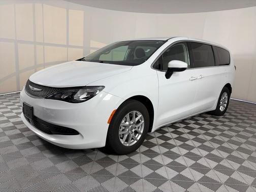 2022 Chrysler Voyager LX