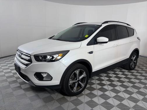 White Platinum Clearcoat Metallic 2017 Ford Escape SE
