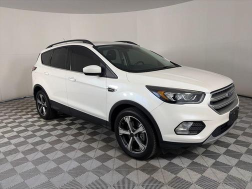 White Platinum Clearcoat Metallic 2017 Ford Escape SE