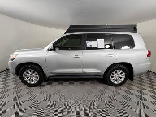 Classic Silver Metallic 2016 Toyota Land Cruiser V8