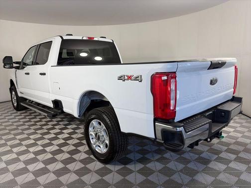 Oxford White 2025 Ford F-250 XLT
