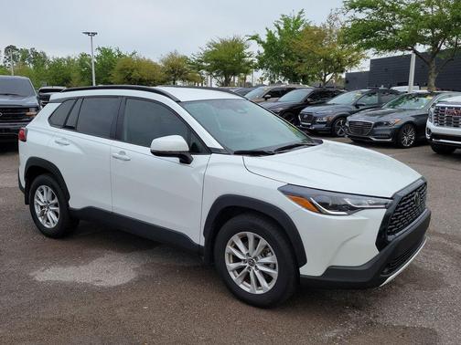 Pearl 2024 Toyota Corolla Cross LE