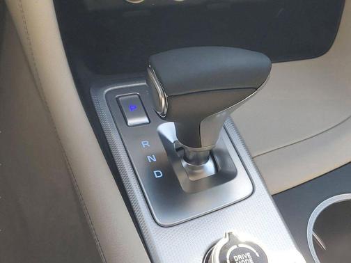 Uyuni White 2026 Genesis G70 2.5T Prestige