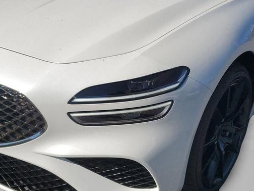 Uyuni White 2026 Genesis G70 2.5T Prestige
