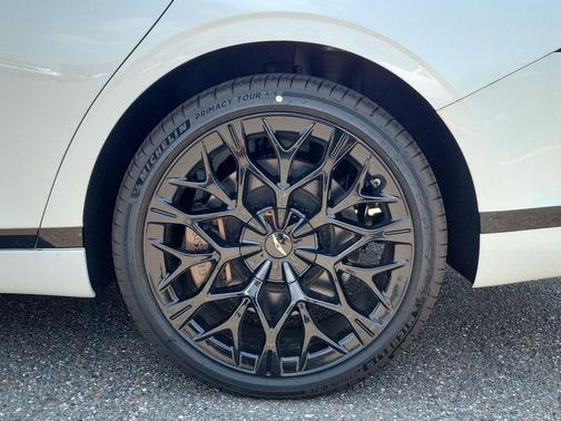 Uyuni White 2025 Genesis G90 3.5T e-SC
