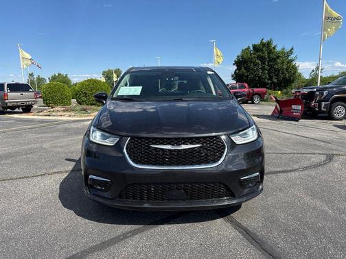 Brilliant Black Crystal Pearlcoat 2023 Chrysler Pacifica Touring L