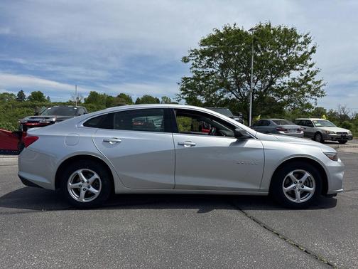 Silver Ice Metallic 2016 Chevrolet Malibu LS