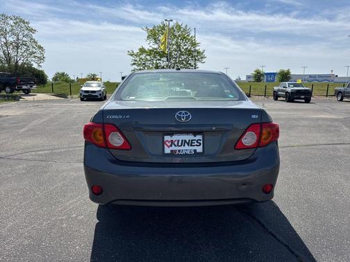 Magnetic Gray Metallic 2009 Toyota Corolla LE