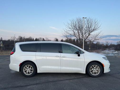 Bright White Clearcoat 2024 Chrysler Pacifica Touring L