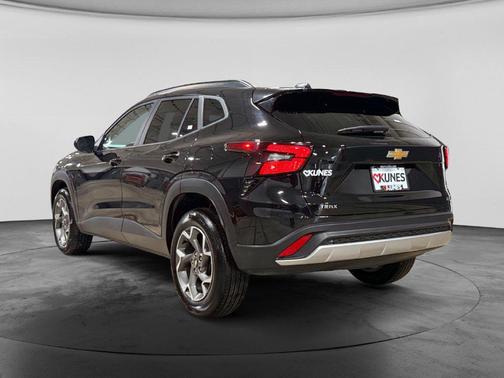 Mosaic Black Metallic 2025 Chevrolet Trax LT