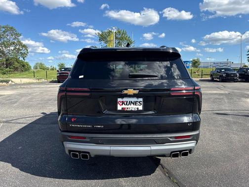 Mosaic Black Metallic 2024 Chevrolet Traverse LT