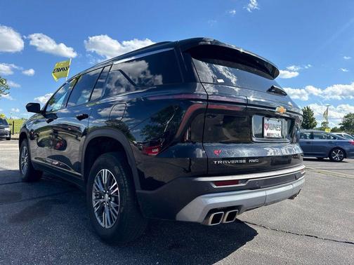 Mosaic Black Metallic 2024 Chevrolet Traverse LT