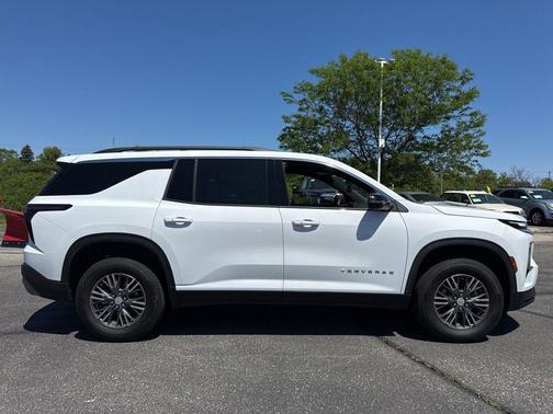 Summit White 2026 Chevrolet Traverse LT