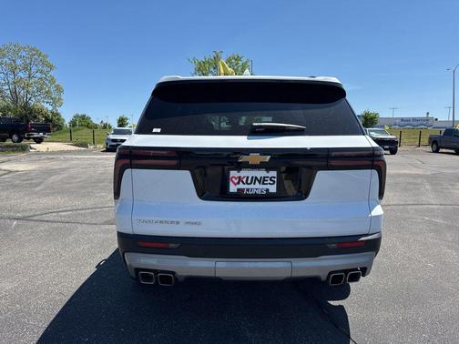 Summit White 2026 Chevrolet Traverse LT