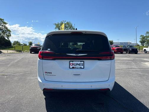 Bright White Clearcoat 2023 Chrysler Pacifica Touring L
