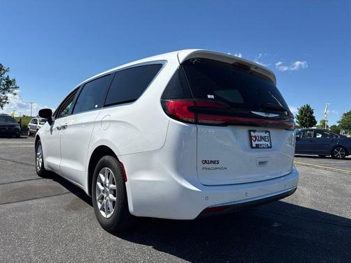 Bright White Clearcoat 2023 Chrysler Pacifica Touring L