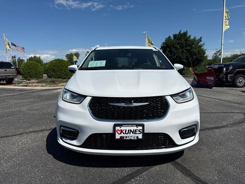 Bright White Clearcoat 2023 Chrysler Pacifica Touring L