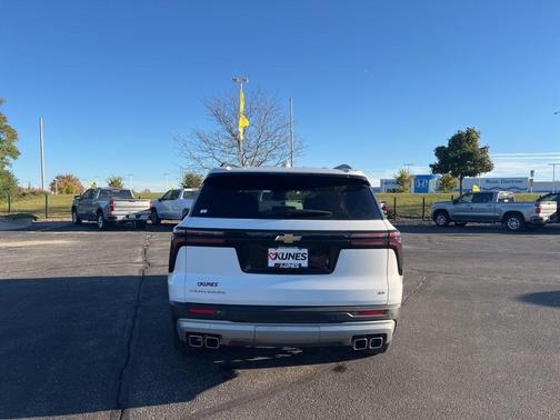 2024 Chevrolet Traverse LT