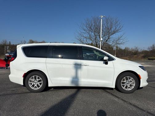Bright White Clearcoat 2023 Chrysler Voyager LX