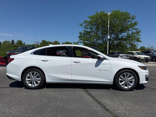 Summit White 2022 Chevrolet Malibu FWD LT