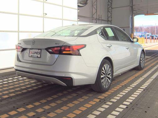 Brilliant Silver Metallic 2024 Nissan Altima 2.5 SV