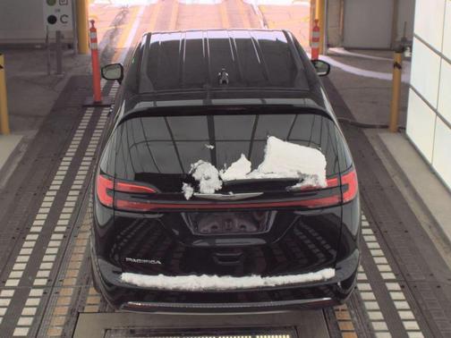 Diamond Black Crystal Pearlcoat 2024 Chrysler Pacifica Touring L