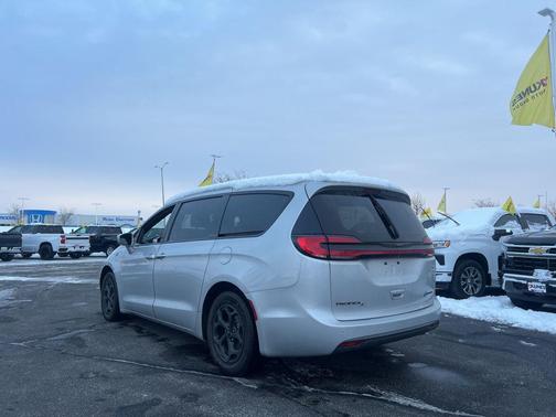 2022 Chrysler Pacifica Hybrid Touring L