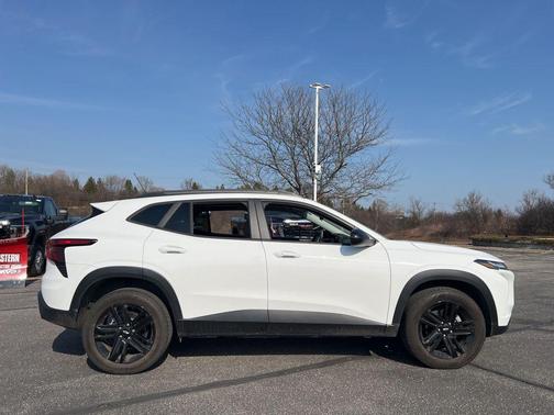 Summit White 2024 Chevrolet Trax FWD ACTIV