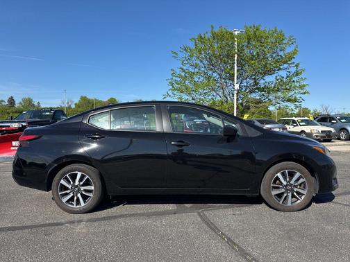 Super Black 2025 Nissan Versa 1.6 SV