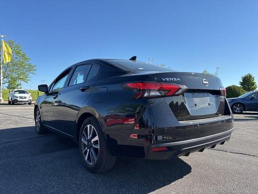 Super Black 2025 Nissan Versa 1.6 SV