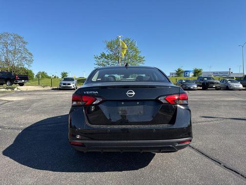 Super Black 2025 Nissan Versa 1.6 SV