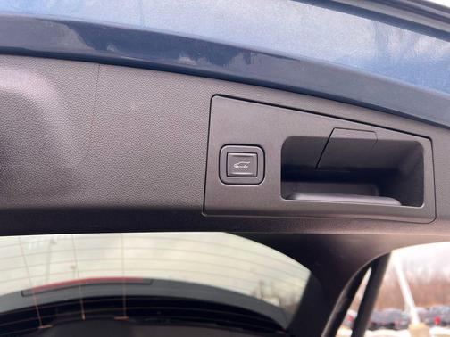 Deep Sea Metallic 2025 Cadillac XT4 Premium Luxury