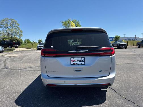 Silver Mist Clearcoat 2023 Chrysler Pacifica Hybrid Touring L