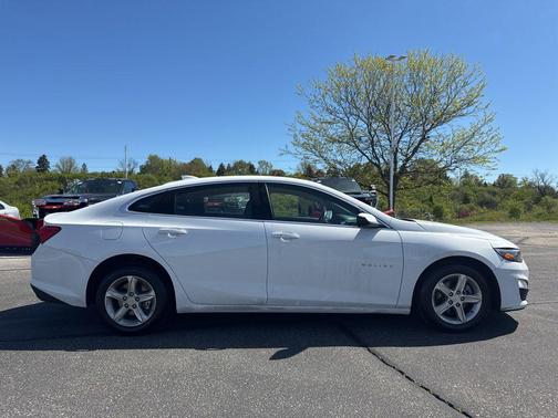 Summit White 2024 Chevrolet Malibu FWD 1LT