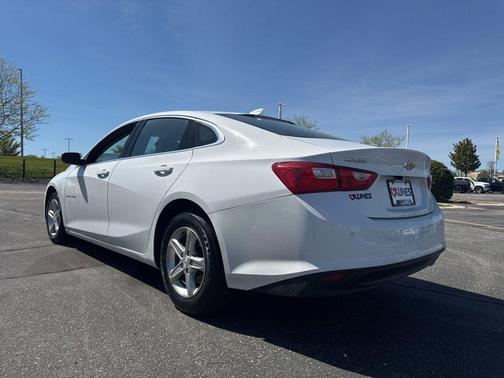 Summit White 2024 Chevrolet Malibu FWD 1LT