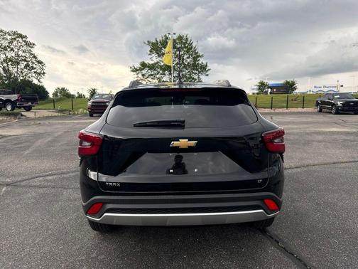 Mosaic Black Metallic 2026 Chevrolet Trax LT