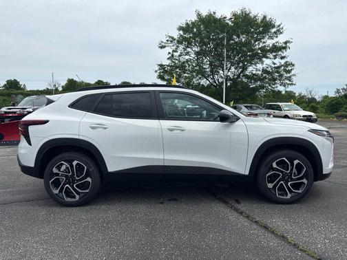 Summit White 2026 Chevrolet Trax FWD 2RS