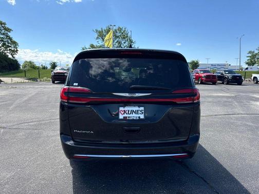 Brilliant Black Crystal Pearlcoat 2023 Chrysler Pacifica Touring L