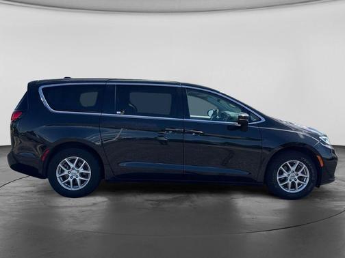 Brilliant Black Crystal Pearlcoat 2023 Chrysler Pacifica Touring L