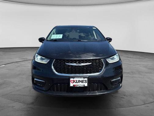 Brilliant Black Crystal Pearlcoat 2023 Chrysler Pacifica Touring L