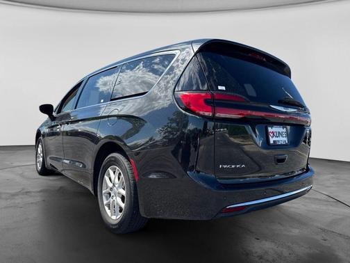 Brilliant Black Crystal Pearlcoat 2023 Chrysler Pacifica Touring L