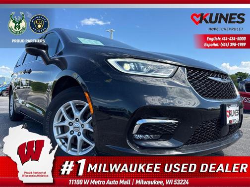 Brilliant Black Crystal Pearlcoat 2023 Chrysler Pacifica Touring L