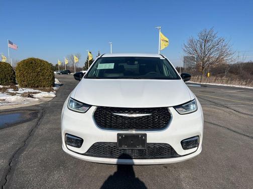 Bright White Clearcoat 2024 Chrysler Pacifica Touring L