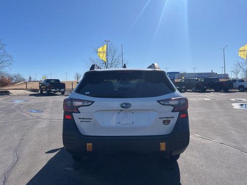 Crystal White Pearl 2022 Subaru Outback Wilderness